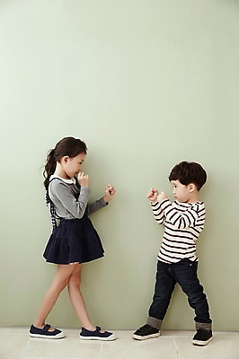 포토 JPG 전신 여자 남자 어린이라이프 어린이 실내 남매 서기 두명 옆모습 기댐 주먹 한국인 분노 싸움 어린이만 국내포토 라이프스타일 감정 뷰포인트 가족 모션 사람 동양인 내부 파일형식