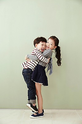 포토 JPG 전신 여자 남자 어린이라이프 어린이 안기 실내 남매 서기 웃음 들기 두명 옆모습 한국인 어린이만 국내포토 라이프스타일 뷰포인트 가족 모션 표정 사람 동양인 내부 파일형식