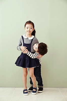 포토 JPG 전신 여자 남자 어린이라이프 어린이 안기 실내 남매 서기 웃음 두명 앞모습 한국인 어린이만 국내포토 라이프스타일 뷰포인트 가족 모션 표정 사람 동양인 내부 파일형식