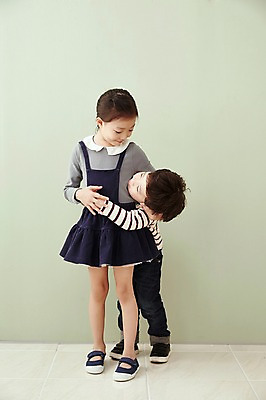 포토 JPG 전신 여자 남자 어린이라이프 어린이 안기 실내 남매 서기 웃음 두명 앞모습 옆모습 한국인 어린이만 국내포토 라이프스타일 뷰포인트 가족 모션 표정 사람 동양인 내부 파일형식