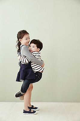 포토 JPG 전신 여자 남자 어린이라이프 어린이 안기 실내 매달리기 남매 서기 웃음 들기 두명 옆모습 한국인 어린이만 국내포토 라이프스타일 뷰포인트 가족 모션 표정 사람 동양인 내부 파일형식