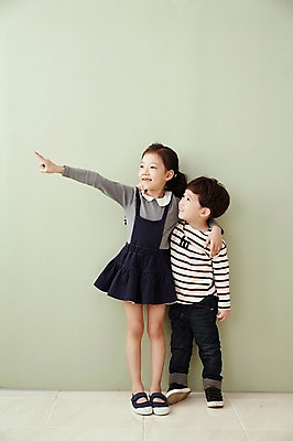 포토 JPG 전신 응시 여자 남자 어린이라이프 어린이 어깨동무 실내 남매 서기 웃음 두명 앞모습 한국인 가리킴 어린이만 국내포토 라이프스타일 시선 뷰포인트 포즈 가족 모션 표정 사람 동양인 손짓 내부 파일형식