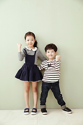 포토 JPG 전신 여자 남자 어린이라이프 어린이 실내 남매 서기 웃음 두명 앞모습 파이팅 주먹 한국인 어린이만 국내포토 라이프스타일 뷰포인트 가족 모션 표정 사람 동양인 내부 파일형식