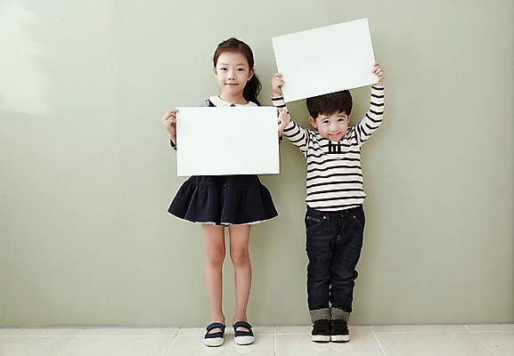 포토 JPG 전신 배너 여자 남자 어린이라이프 어린이 사각프레임 광고판 알림판 실내 남매 서기 웃음 들기 두명 앞모습 한국인 어린이만 국내포토 라이프스타일 뷰포인트 가족 모션 프레임 표정 사람 동양인 내부 사각형 판 파일형식