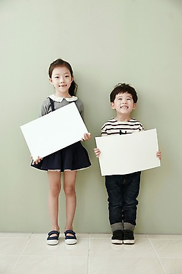 포토 JPG 전신 배너 여자 남자 어린이라이프 어린이 사각프레임 광고판 알림판 실내 남매 서기 웃음 들기 두명 앞모습 한국인 어린이만 국내포토 라이프스타일 뷰포인트 가족 모션 프레임 표정 사람 동양인 내부 사각형 판 파일형식