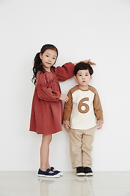 포토 JPG 전신 여자 남자 어린이라이프 어린이 실내 남매 서기 웃음 두명 앞모습 한국인 성장 키재기 어린이만 국내포토 라이프스타일 뷰포인트 가족 모션 표정 사람 동양인 내부 측정 키_신체 파일형식