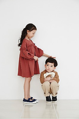 포토 JPG 전신 여자 남자 어린이라이프 어린이 실내 남매 서기 앉기 두명 앞모습 옆모습 한국인 성장 키재기 어린이만 국내포토 라이프스타일 뷰포인트 가족 모션 사람 동양인 내부 측정 키_신체 파일형식