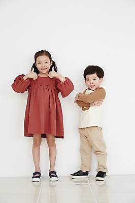 포토 JPG 전신 여자 남자 어린이라이프 어린이 실내 남매 서기 웃음 두명 앞모습 팔짱 한국인 최고 어린이만 국내포토 라이프스타일 뷰포인트 가족 모션 표정 사람 동양인 내부 파일형식