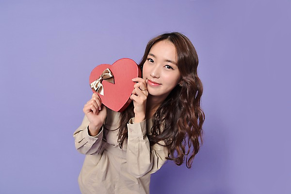 포토 JPG 스튜디오촬영 여자 기념일 실내 사랑 한명 서기 웃음 들기 상반신 20대 성인 앞모습 선물상자 한국인 하트 성인여자한명만 국내포토 모양 1 감정 뷰포인트 모션 표정 선물 사람 동양인 이벤트 청년 내부 상자 여자한명만 성인여자만 파일형식