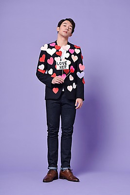 포토 JPG 스튜디오촬영 전신 기념일 남자 실내 사랑 한명 서기 20대 성인 앞모습 팻말 한국인 하트 포스트잇 붙이기 성인남자한명만 국내포토 모양 1 감정 뷰포인트 모션 프레임 사람 동양인 이벤트 청년 내부 메모지 남자한명만 성인남자만 파일형식