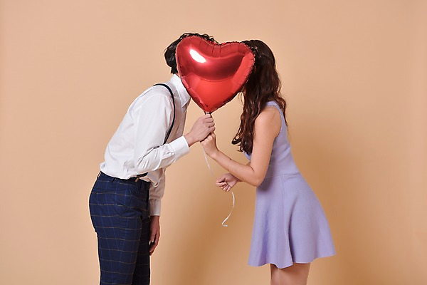 포토 JPG 스튜디오촬영 커플 여자 기념일 남자 프로포즈 키스 실내 사랑 서기 들기 상반신 20대 성인 두명 옆모습 한국인 하트 풍선 얼굴가리기 성인만 국내포토 모양 감정 뷰포인트 관계 모션 사람 동양인 이벤트 청년 내부 가림 애정표현 파일형식