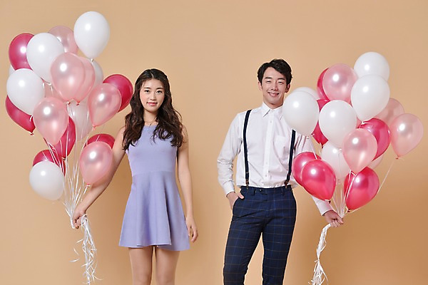 포토 JPG 스튜디오촬영 커플 여자 기념일 남자 프로포즈 실내 사랑 서기 웃음 들기 상반신 20대 성인 두명 앞모습 한국인 풍선 성인만 국내포토 감정 뷰포인트 관계 모션 표정 사람 동양인 이벤트 청년 내부 파일형식