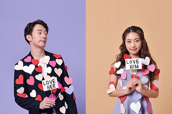 포토 JPG 스튜디오촬영 커플 여자 기념일 남자 프로포즈 실내 사랑 서기 웃음 들기 상반신 20대 성인 두명 앞모습 팻말 한국인 하트 포스트잇 붙이기 성인만 국내포토 모양 감정 뷰포인트 관계 모션 프레임 표정 사람 동양인 이벤트 청년 내부 메모지 파일형식