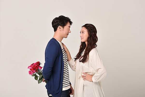 포토 JPG 스튜디오촬영 커플 여자 기념일 남자 꽃다발 프로포즈 실내 사랑 서기 웃음 상반신 20대 성인 두명 옆모습 장미 마주보기 한국인 숨김 성인만 국내포토 꽃 감정 뷰포인트 컨셉 관계 모션 표정 사람 동양인 이벤트 청년 내부 파일형식