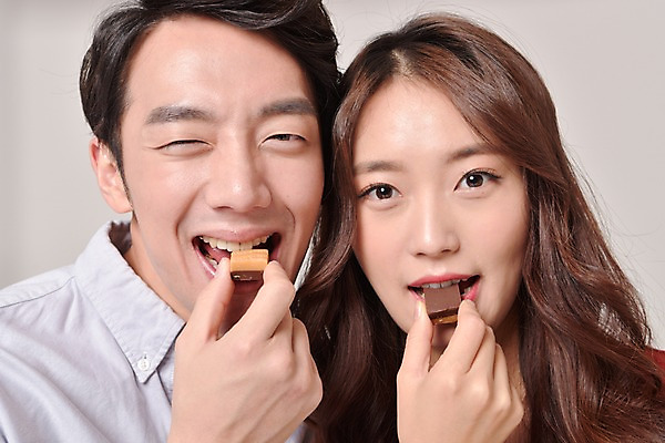 포토 JPG 스튜디오촬영 커플 여자 기념일 남자 실내 발렌타인데이 사랑 윙크 웃음 상반신 20대 성인 두명 앞모습 초콜릿 한국인 먹기 성인만 국내포토 감정 뷰포인트 관계 모션 데이이벤트 디저트 표정 사람 동양인 이벤트 청년 내부 파일형식