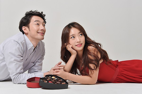 포토 JPG 스튜디오촬영 커플 여자 기념일 남자 엎드리기 실내 발렌타인데이 사랑 웃음 상반신 20대 성인 두명 옆모습 초콜릿 한국인 성인만 국내포토 감정 뷰포인트 관계 모션 데이이벤트 디저트 표정 사람 동양인 이벤트 청년 내부 파일형식