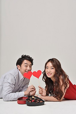 포토 JPG 스튜디오촬영 커플 여자 기념일 남자 엎드리기 실내 발렌타인데이 사랑 웃음 상반신 20대 성인 두명 옆모습 초콜릿 한국인 하트 성인만 국내포토 모양 감정 뷰포인트 관계 모션 데이이벤트 디저트 표정 사람 동양인 이벤트 청년 내부 파일형식