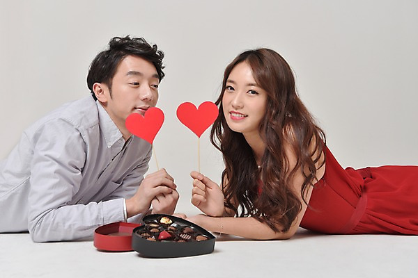 포토 JPG 스튜디오촬영 커플 여자 기념일 남자 엎드리기 실내 발렌타인데이 사랑 웃음 상반신 20대 성인 두명 옆모습 초콜릿 한국인 하트 성인만 국내포토 모양 감정 뷰포인트 관계 모션 데이이벤트 디저트 표정 사람 동양인 이벤트 청년 내부 파일형식