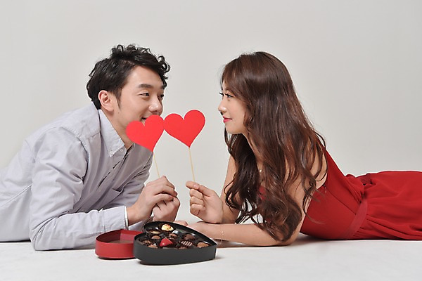 포토 JPG 스튜디오촬영 커플 여자 기념일 남자 엎드리기 실내 발렌타인데이 사랑 웃음 상반신 20대 성인 두명 옆모습 마주보기 초콜릿 한국인 하트 성인만 국내포토 모양 감정 뷰포인트 관계 모션 데이이벤트 디저트 표정 사람 동양인 이벤트 청년 내부 파일형식