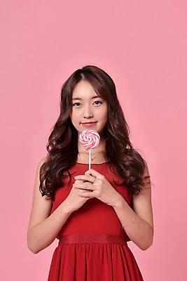 포토 JPG 스튜디오촬영 여자 기념일 화이트데이 실내 사탕 한명 서기 웃음 들기 상반신 20대 성인 앞모습 한국인 성인여자한명만 국내포토 1 뷰포인트 모션 데이이벤트 디저트 표정 사람 동양인 이벤트 청년 내부 여자한명만 성인여자만 파일형식