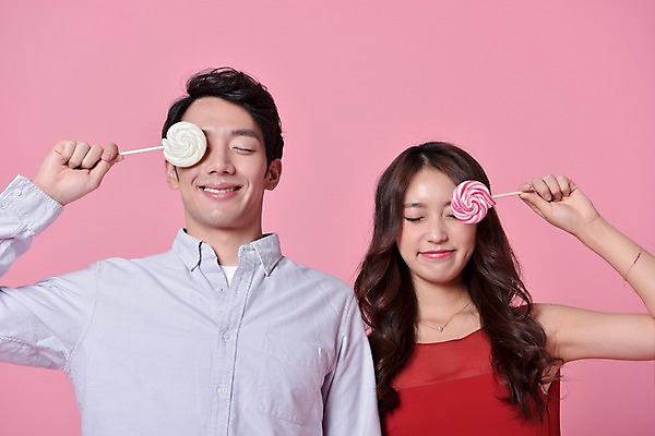 포토 JPG 스튜디오촬영 커플 여자 기념일 남자 화이트데이 실내 사탕 사랑 서기 웃음 상반신 20대 성인 두명 앞모습 한국인 눈가림 성인만 국내포토 감정 뷰포인트 관계 모션 데이이벤트 디저트 표정 사람 동양인 이벤트 청년 내부 가림 파일형식