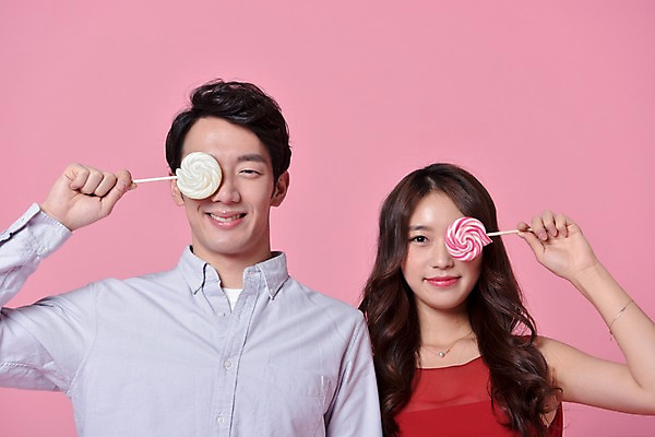 포토 JPG 스튜디오촬영 커플 여자 기념일 남자 화이트데이 실내 사탕 사랑 서기 웃음 상반신 20대 성인 두명 앞모습 한국인 눈가림 성인만 국내포토 감정 뷰포인트 관계 모션 데이이벤트 디저트 표정 사람 동양인 이벤트 청년 내부 가림 파일형식