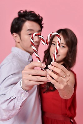 포토 JPG 스튜디오촬영 커플 여자 기념일 남자 화이트데이 실내 막대사탕 사랑 서기 웃음 들기 상반신 20대 성인 두명 옆모습 아웃포커스 한국인 하트 성인만 국내포토 모양 감정 뷰포인트 관계 모션 데이이벤트 촬영기법 표정 사탕 사람 동양인 이벤트 청년 내부 파일형식