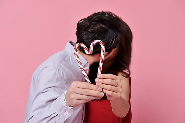 포토 JPG 스튜디오촬영 커플 여자 기념일 남자 화이트데이 키스 실내 사탕 사랑 서기 상반신 20대 성인 두명 옆모습 한국인 하트 성인만 국내포토 모양 감정 뷰포인트 관계 모션 데이이벤트 디저트 사람 동양인 이벤트 청년 내부 애정표현 파일형식