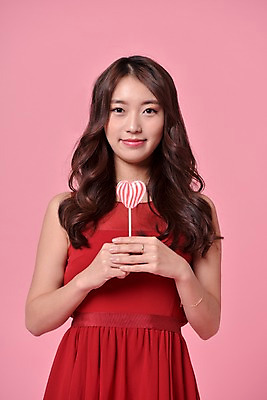 포토 JPG 스튜디오촬영 여자 기념일 화이트데이 실내 사탕 한명 서기 웃음 들기 상반신 20대 성인 앞모습 한국인 하트 성인여자한명만 국내포토 모양 1 뷰포인트 모션 데이이벤트 디저트 표정 사람 동양인 이벤트 청년 내부 여자한명만 성인여자만 파일형식