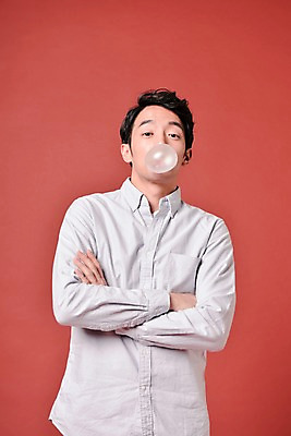포토 JPG 스튜디오촬영 기념일 남자 실내 사랑 한명 서기 상반신 20대 성인 앞모습 팔짱 한국인 껌 풍선불기 성인남자한명만 국내포토 1 감정 뷰포인트 모션 사람 동양인 이벤트 청년 내부 불기 남자한명만 성인남자만 파일형식