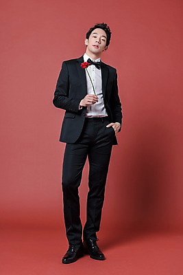 포토 JPG 스튜디오촬영 전신 기념일 남자 프로포즈 실내 한명 서기 들기 정장 20대 성인 앞모습 장미 한국인 성인남자한명만 국내포토 1 옷 꽃 뷰포인트 모션 사람 동양인 이벤트 청년 내부 남자한명만 성인남자만 파일형식