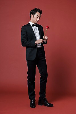 포토 JPG 스튜디오촬영 전신 기념일 남자 프로포즈 실내 한명 서기 들기 정장 20대 성인 앞모습 장미 한국인 성인남자한명만 국내포토 1 옷 꽃 뷰포인트 모션 사람 동양인 이벤트 청년 내부 남자한명만 성인남자만 파일형식