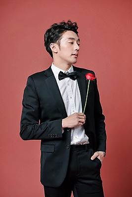 포토 JPG 스튜디오촬영 기념일 남자 프로포즈 실내 한명 서기 들기 정장 상반신 20대 성인 앞모습 장미 한국인 성인남자한명만 국내포토 1 옷 꽃 뷰포인트 모션 사람 동양인 이벤트 청년 내부 남자한명만 성인남자만 파일형식