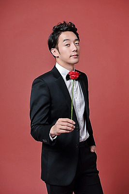 포토 JPG 스튜디오촬영 기념일 남자 프로포즈 실내 한명 서기 들기 정장 상반신 20대 성인 앞모습 장미 한국인 성인남자한명만 국내포토 1 옷 꽃 뷰포인트 모션 사람 동양인 이벤트 청년 내부 남자한명만 성인남자만 파일형식