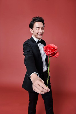 포토 JPG 스튜디오촬영 기념일 남자 프로포즈 실내 한명 서기 웃음 들기 정장 상반신 20대 성인 앞모습 아웃포커스 장미 한국인 성인남자한명만 국내포토 1 옷 꽃 뷰포인트 모션 촬영기법 표정 사람 동양인 이벤트 청년 내부 남자한명만 성인남자만 파일형식