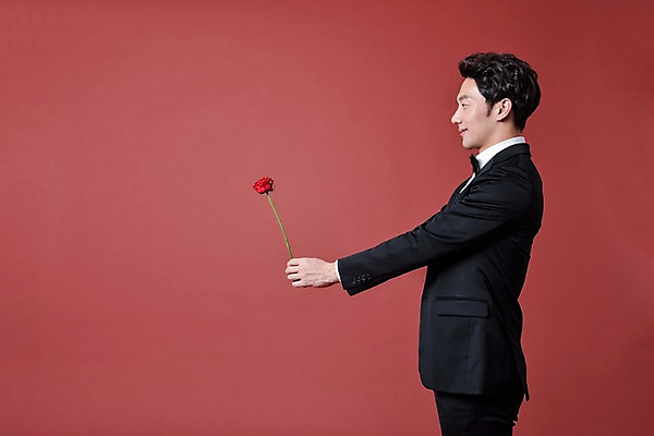 포토 JPG 스튜디오촬영 기념일 남자 프로포즈 실내 한명 서기 들기 정장 상반신 20대 성인 옆모습 장미 한국인 주기 성인남자한명만 국내포토 1 옷 꽃 뷰포인트 모션 사람 동양인 이벤트 청년 내부 남자한명만 성인남자만 파일형식