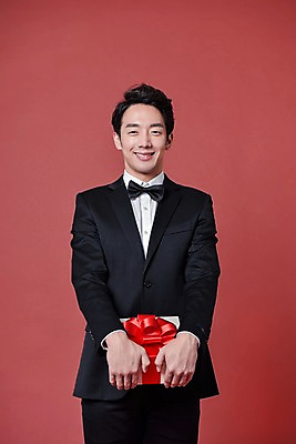 포토 JPG 스튜디오촬영 기념일 남자 실내 한명 서기 웃음 들기 정장 상반신 20대 성인 앞모습 선물상자 한국인 성인남자한명만 국내포토 1 옷 뷰포인트 모션 표정 선물 사람 동양인 이벤트 청년 내부 상자 남자한명만 성인남자만 파일형식