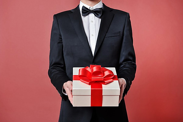 포토 JPG 스튜디오촬영 기념일 남자 실내 한명 서기 들기 정장 상반신 20대 성인 앞모습 선물상자 한국인 주기 성인남자한명만 국내포토 1 옷 뷰포인트 모션 선물 사람 동양인 이벤트 청년 내부 상자 남자한명만 성인남자만 파일형식