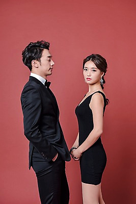 포토 JPG 스튜디오촬영 커플 드레스 여자 기념일 남자 실내 사랑 서기 정장 상반신 20대 성인 두명 옆모습 파티 한국인 고급 성인만 국내포토 옷 감정 뷰포인트 컨셉 관계 모션 사람 동양인 이벤트 청년 내부 파일형식