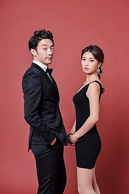 포토 JPG 스튜디오촬영 커플 드레스 여자 기념일 남자 실내 사랑 서기 정장 상반신 20대 성인 두명 옆모습 파티 한국인 고급 성인만 국내포토 옷 감정 뷰포인트 컨셉 관계 모션 사람 동양인 이벤트 청년 내부 파일형식
