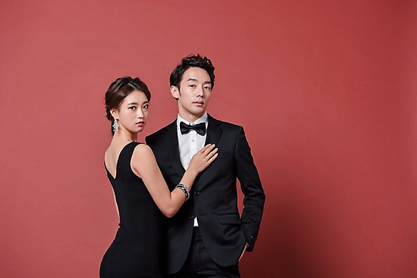 포토 JPG 스튜디오촬영 커플 드레스 여자 기념일 남자 실내 사랑 서기 정장 상반신 20대 성인 두명 앞모습 뒷모습 파티 한국인 고급 성인만 국내포토 옷 감정 뷰포인트 컨셉 관계 모션 사람 동양인 이벤트 청년 내부 파일형식