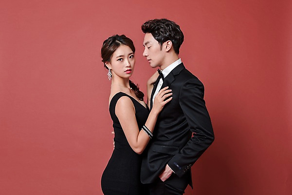 포토 JPG 스튜디오촬영 커플 드레스 여자 기념일 남자 실내 사랑 서기 정장 상반신 20대 성인 두명 옆모습 파티 한국인 고급 성인만 국내포토 옷 감정 뷰포인트 컨셉 관계 모션 사람 동양인 이벤트 청년 내부 파일형식