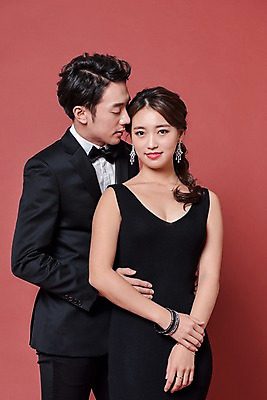 포토 JPG 스튜디오촬영 커플 드레스 여자 기념일 남자 실내 사랑 서기 웃음 정장 상반신 20대 성인 두명 앞모습 파티 한국인 고급 성인만 국내포토 옷 감정 뷰포인트 컨셉 관계 모션 표정 사람 동양인 이벤트 청년 내부 파일형식