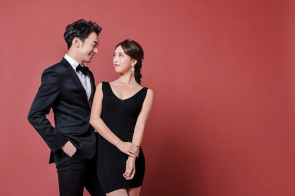 포토 JPG 스튜디오촬영 커플 드레스 여자 기념일 남자 실내 사랑 서기 웃음 정장 상반신 20대 성인 두명 옆모습 파티 한국인 고급 성인만 국내포토 옷 감정 뷰포인트 컨셉 관계 모션 표정 사람 동양인 이벤트 청년 내부 파일형식