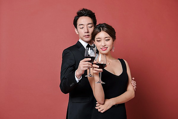 포토 JPG 스튜디오촬영 커플 드레스 여자 기념일 남자 실내 사랑 서기 웃음 정장 상반신 20대 성인 두명 앞모습 파티 와인 한국인 고급 성인만 국내포토 옷 감정 뷰포인트 컨셉 관계 모션 주류 표정 사람 동양인 이벤트 청년 내부 파일형식