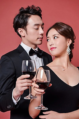 포토 JPG 스튜디오촬영 커플 드레스 여자 기념일 남자 실내 사랑 서기 정장 상반신 20대 성인 두명 앞모습 파티 와인 한국인 고급 성인만 국내포토 옷 감정 뷰포인트 컨셉 관계 모션 주류 사람 동양인 이벤트 청년 내부 파일형식