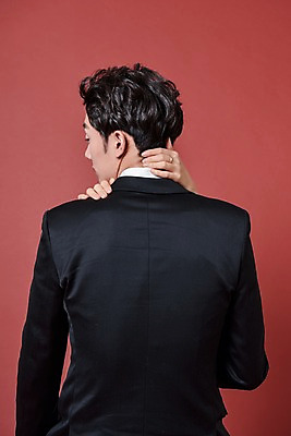 포토 JPG 스튜디오촬영 손 여자 기념일 남자 실내 사랑 서기 정장 상반신 20대 성인 두명 뒷모습 신체부위 파티 한국인 고급 성인만 국내포토 옷 감정 뷰포인트 컨셉 모션 사람 동양인 이벤트 청년 내부 파일형식