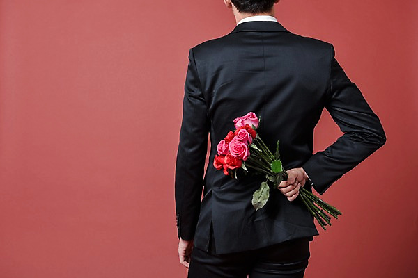 포토 JPG 스튜디오촬영 기념일 남자 꽃다발 프로포즈 실내 한명 서기 들기 정장 상반신 20대 성인 뒷모습 장미 한국인 숨김 성인남자한명만 국내포토 1 옷 꽃 뷰포인트 컨셉 모션 사람 동양인 이벤트 청년 내부 남자한명만 성인남자만 파일형식