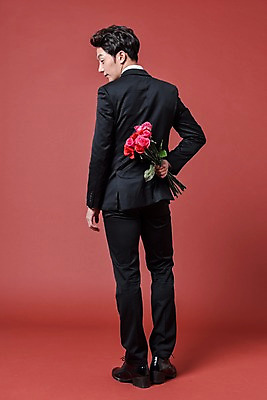 포토 JPG 스튜디오촬영 전신 기념일 남자 꽃다발 프로포즈 실내 한명 서기 정장 20대 성인 뒷모습 장미 한국인 숨김 성인남자한명만 국내포토 1 옷 꽃 뷰포인트 컨셉 모션 사람 동양인 이벤트 청년 내부 남자한명만 성인남자만 파일형식