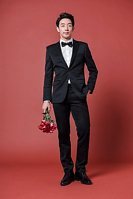 포토 JPG 스튜디오촬영 전신 기념일 남자 꽃다발 프로포즈 실내 한명 서기 들기 정장 20대 성인 앞모습 장미 한국인 성인남자한명만 국내포토 1 옷 꽃 뷰포인트 모션 사람 동양인 이벤트 청년 내부 남자한명만 성인남자만 파일형식